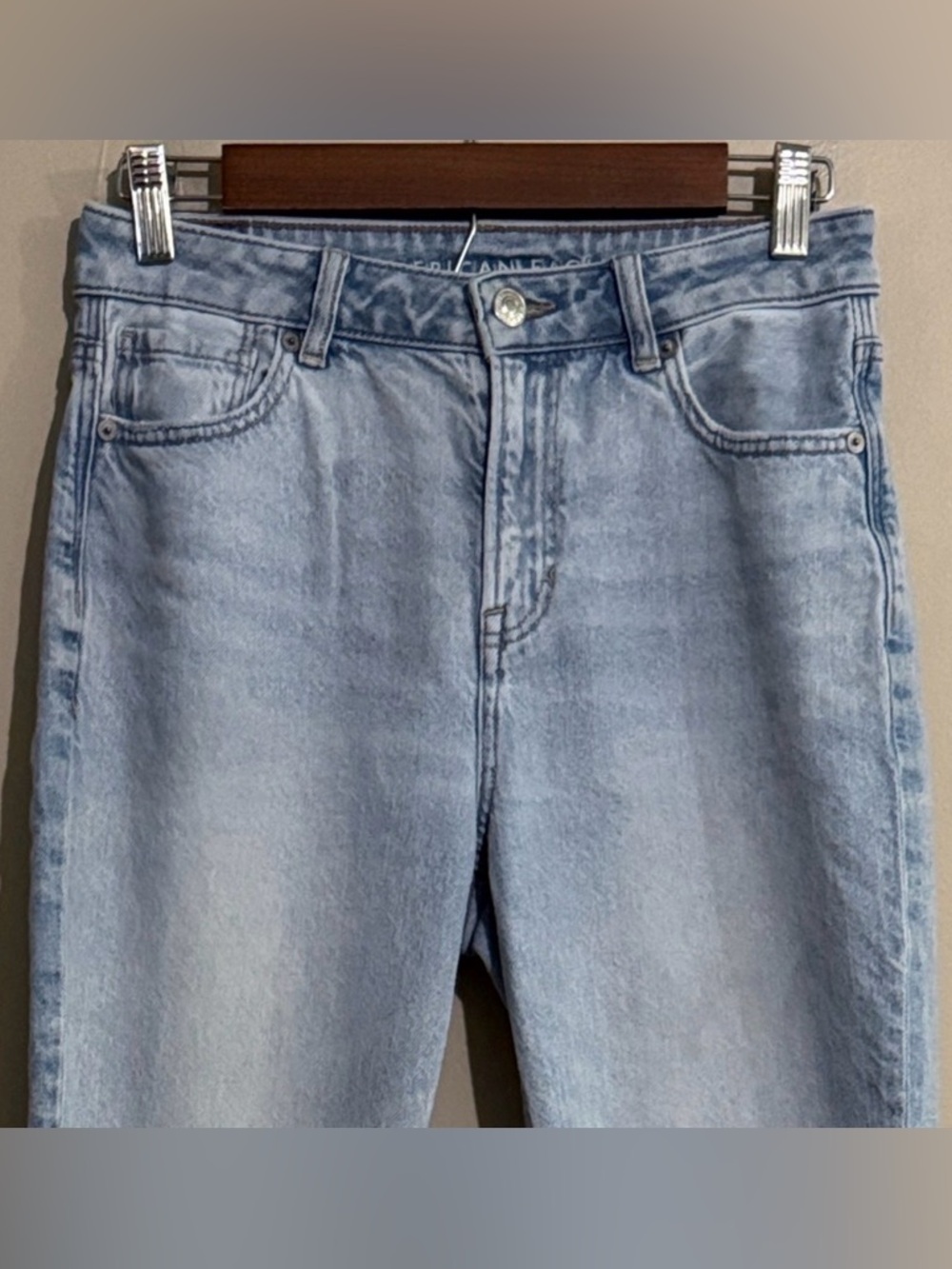 American Eagle Outfitters High Waisted Mom Jean Light Blue Denim Women's
Size 4 - Picture 3 of 8